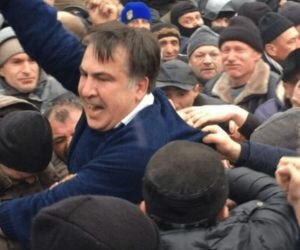 Саакашвили в СИЗО объявил голодовку, под стенами собрались сотни его сторонников: все подробности онлайн