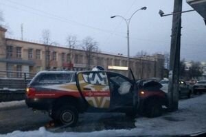 В Киеве на Куреневке автомобиль Киевэнерго влетел в столб (фото)