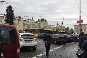 Возле главка киевской полиции припаркованный Renault заблокировал движение троллейбусов (фото)