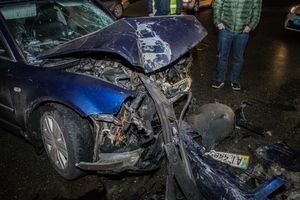 В Киеве пьяный водитель на Volkswagen врезался в отбойник и заявил, что это не он (фото)