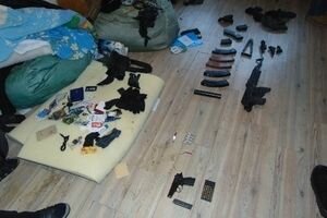 В Киеве полиция нашла у мужчины крупный арсенал боеприпасов (фото)