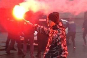 В Кременчуге активисты "Нацкорпуса" подрались с полицией (видео)