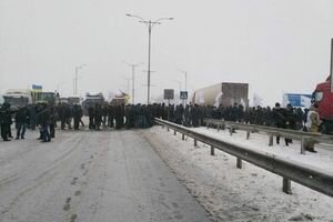 Аграрии в знак протеста заблокировали дороги в трех областях Украины