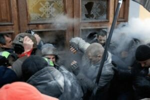 Полиция: В ходе попыток захватить Октябрьский дворец митингующие применили неизвестный газ