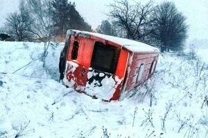 В Житомирской области из-за снега маршрутка с пассажирами слетела с дороги (фото)