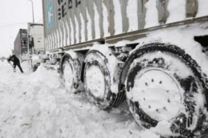 Сильный снегопад в Украине: на трассе Киев - Одесса в масштабной пробке застряли около тысячи фур