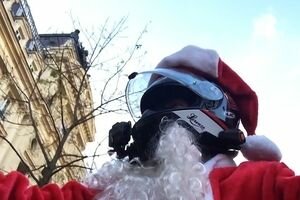 Во Франции Санта-Клаус на мотоцикле помог задержать сбившую пешехода нарушительницу (видео)