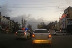 В сети появилось видео, как патрульные гонялись за безумным водителем по Запорожью