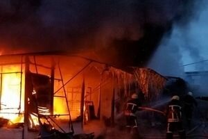 В Запорожье загорелся центральный рынок: пожарные не могут справиться с огнем