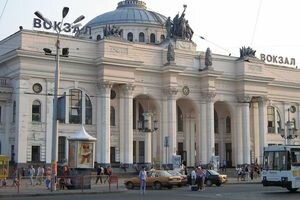На вокзале в Одессе молодому парню отрезало ноги при попытке самоубийства