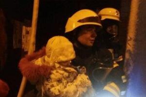 В киевской многоэтажке случился пожар: трое детей попали в больницу (фото)