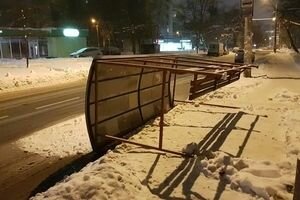 В Соломенском районе Киева "устала" и рухнула остановка общественного транспорта