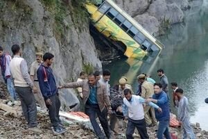 В Индии автобус упал в реку: 15 человек пострадали, 32 погибли на месте