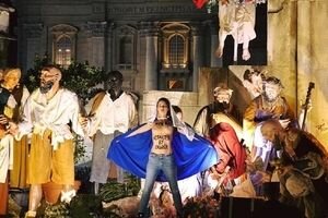 В образе Девы Марии: активистка Femen оголилась в Ватикане