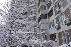 В Киеве мужчина выпрыгнул из окна многоэтажного дома, спасаясь от собутыльника с ножом