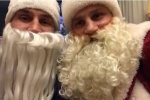 Братья Кличко поздравили всех с Новым годом в костюмах Деда Мороза