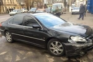 В Одессе пьяный водитель хотел заехать в супермаркет, но столкнулся с другим автомобилем