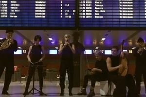 ONUKA исполнила рождественский трек "Щедрик" в аэропорту Львова (видео)