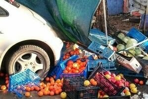 В Ужгороде женщина на еврономерах снесла палатку с фруктами: три человека в больнице
