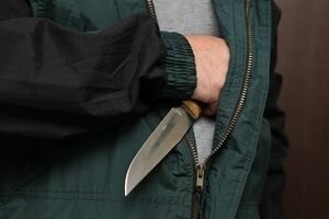 В Киеве злоумышленник ограбил магазин, жестко изранив продавщицу ножом