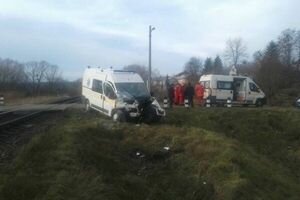 Поезд сбил карету скорой помощи во Львовской области, есть пострадавшие