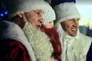 Братья Кличко в костюмах Дедов Морозов трогательно поздравили украинцев с Новым годом (видео)