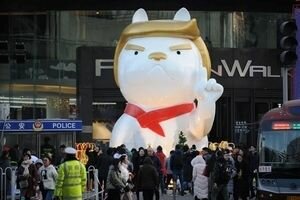 В торговом центре Китая установили скульптуру собаки, напоминающую Трампа