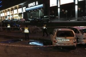 Ночная погоня с ДТП в Киеве: Mercedes протаранил сразу шесть автомобилей (фото, видео)