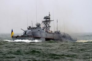 Украинские ВМС со стрельбой задержали иностранное судно с контрабандой (фото, видео)