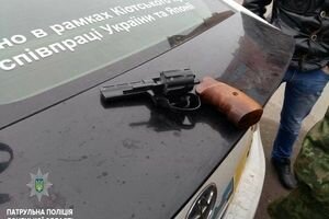 Напугала детей: в Мариуполе женщина из пневматического пистолета стреляла по окнам жилого дома
