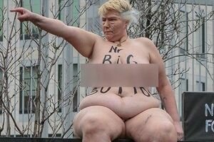 Половая гигантомания недоумков: голая активистка Femen изобразила Трампа под посольством США (фото)