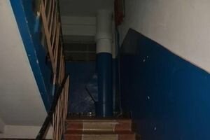 В Мукачево в подъезде многоэтажки неизвестный зарезал человека