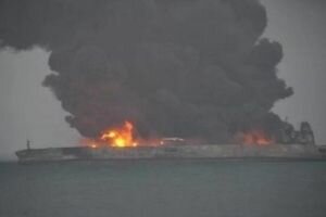 Более 30 человек стали жертвами столкновения нефтяного танкера и сухогруза у берегов Китая