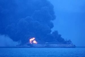 Столкновение нефтяного танкера с сухогрузом: судно до сих пор горит у берегов Китая
