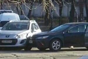 В Киеве на Отрадном столкнулись два авто: движение трамваев полностью остановилось