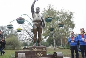 В Запорожье вандалы повредили памятник украинскому олимпийскому чемпиону