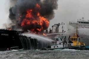 Столкновение танкера с нефть и сухогруза: судно может гореть еще месяц