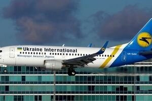 В МАУ сообщили об отмене рейсов из-за экстренной посадки самолета в Варшаве