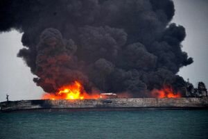 На пылающем нефтяном танкере у берегов Китая прогремел сильный взрыв