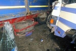 В Харьковской области грузовик вылетел на встречку и столкнулся с автобусом: есть жертвы (фото)