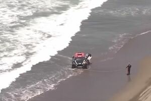 Бывает и такое: на ралли "Дакар" автомобиль чуть не смыло в океан (видео)