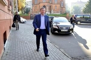 Луценко признался, что никогда не сдавал на права и не водил машину