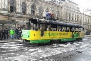 Пассажиры паниковали и выпрыгивали с окон: в центре Одессы сгорел трамвай (фото, видео)