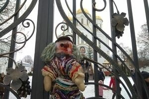 Украинские националисты устроили "кровавый" протест возле собора УПЦ МП в Тернополе