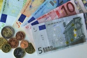 В Украине курс евро поднялся до рекордной отметки в 35 гривен
