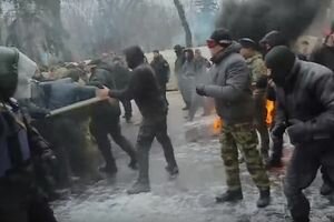 Акция протеста под Радой: митингующие зажгли шины и намерены сжечь флаг России (видео)