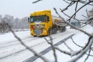 В Киеве и трех областях Украины ограничат движение грузовиков из-за снегопада