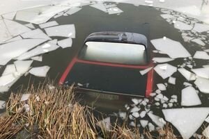 В Одесской области водитель провалился под лед и выбрался через окно автомобиля (фото)