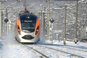 В снежном плену: под Черкассами застрял поезд "Интерсити" Киев-Запорожье