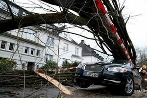 Ураган в Европе: 10 человек погибли, десятки получили травмы